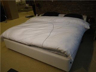 Gestoffeerde bedkader met elektrische inzetboxspring